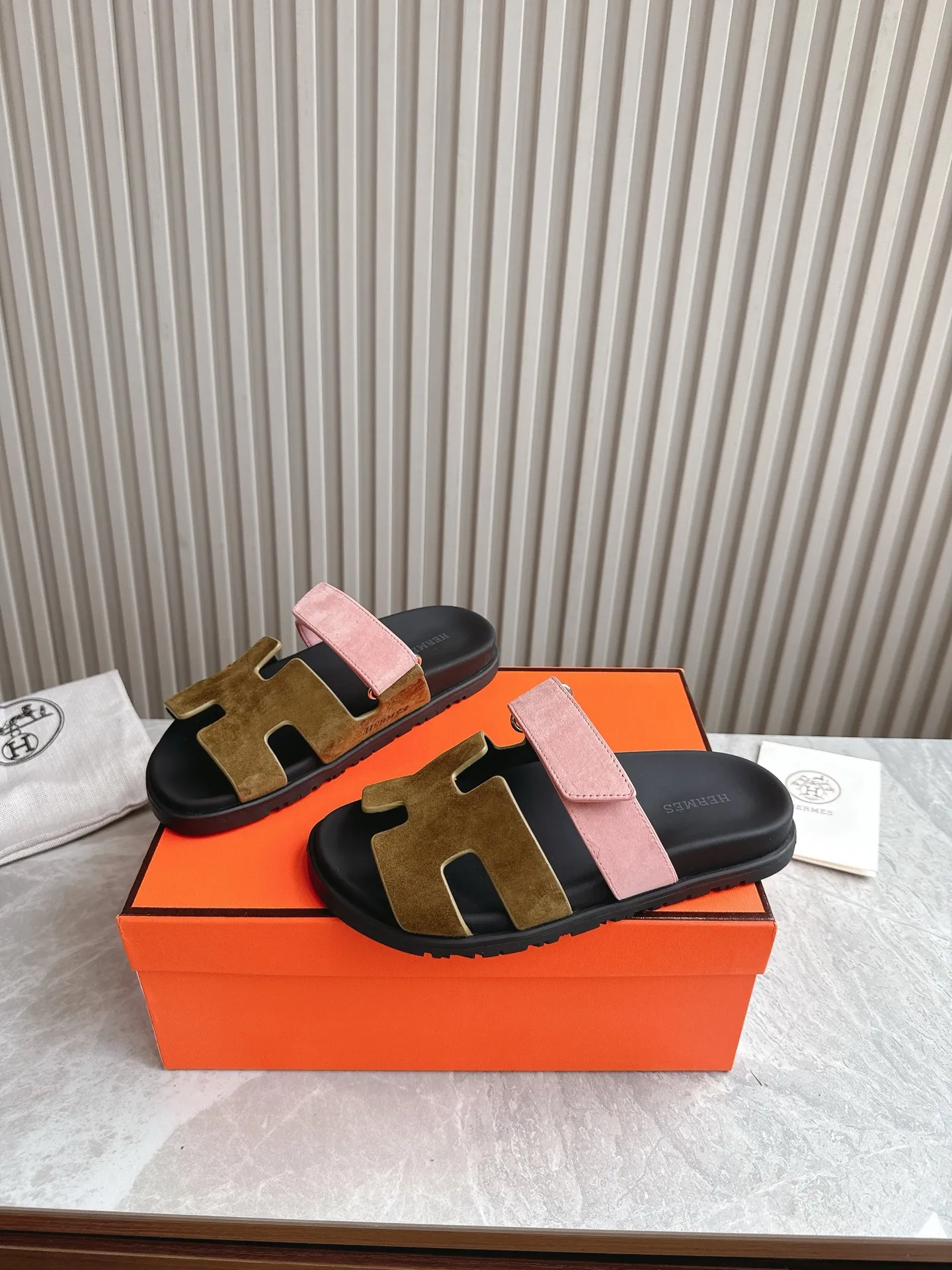 p480🐮🐮Couple model (top version) H family 2024 spring and summer new style HERMES Hermes' recently popular couple model pig nose angle sandals and slippers, paired with various colorful socks, popular. Upper: imported original deerskin (the genuine leather edging is not ordinary super migration). Lining: imported genuine leather. Outsole: Tpu non-slip and wear-resistant outsole. Size: Female 35-42 (40/42 non-returnable and non-exchangeable) Male size: 39-45 (45 non-refundable and non-exchangeable)